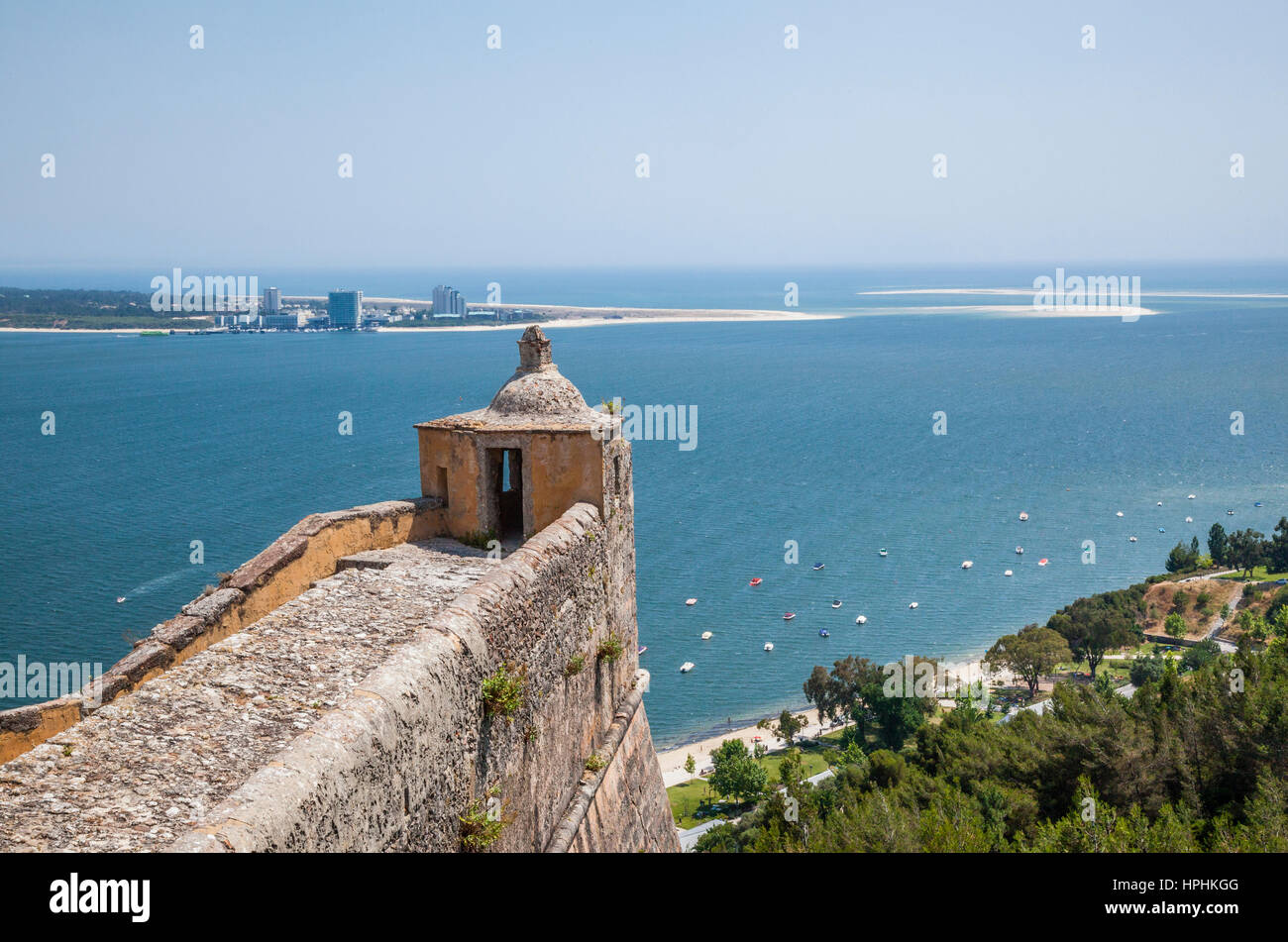 Il Portogallo, vista del fiume Sado da merlature del XVI secolo la fortezza di San Filipe a Setúbal Foto Stock