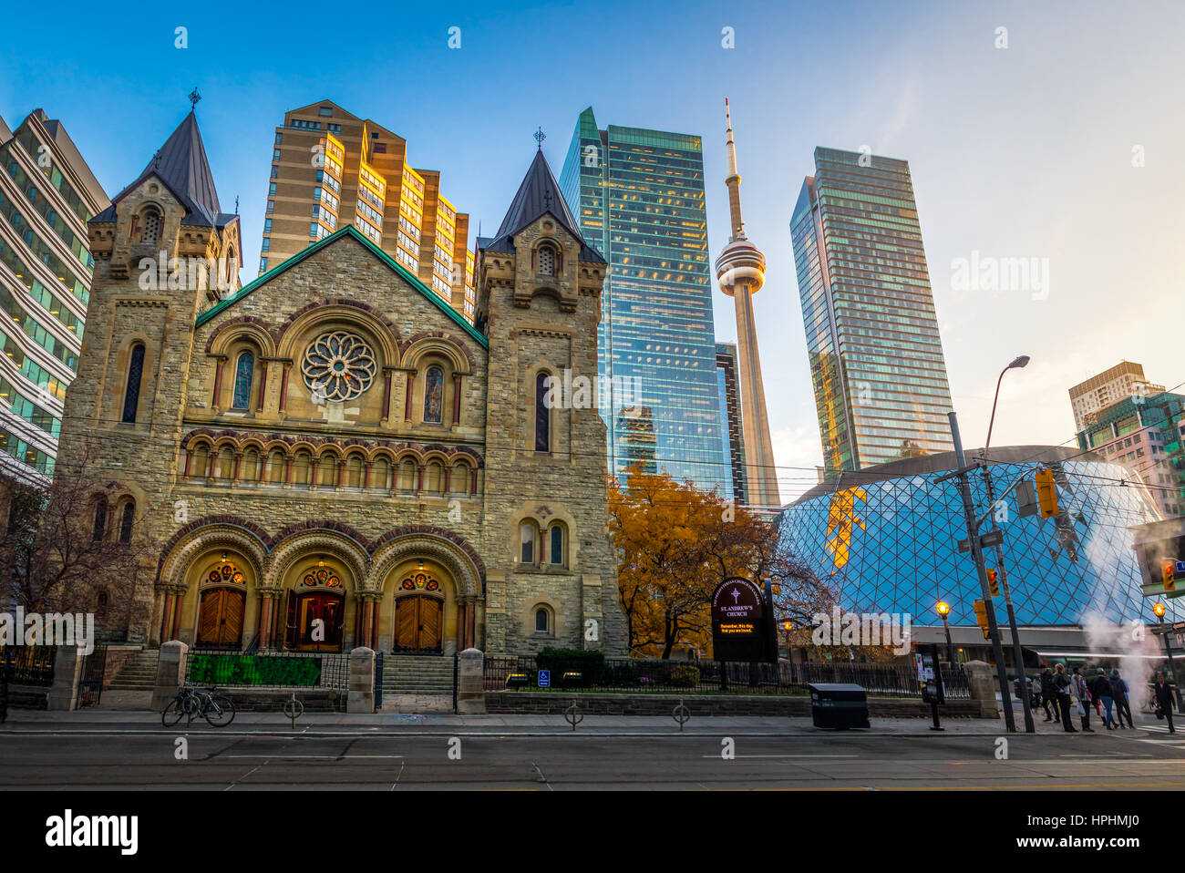 Vista panoramica di Sant'Andrea Chiesa Presbiteriana e CN Tower - Toronto, Ontario, Canada Foto Stock