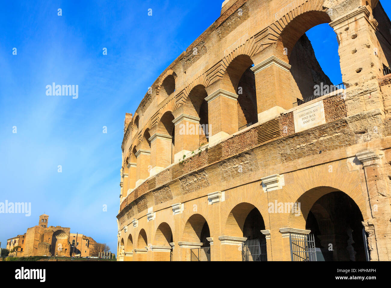 Vista da appena riparata e rinnovato lato del Colosseo verso il Colle Palatino, ome, Italia Foto Stock