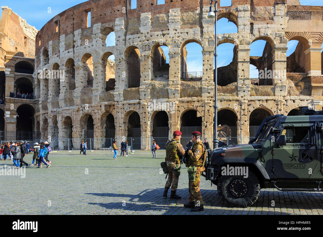 Esterno del Colosseo romano con soldati armati di guardia per proteggere contro il terrorismo, Roma, Italia Foto Stock