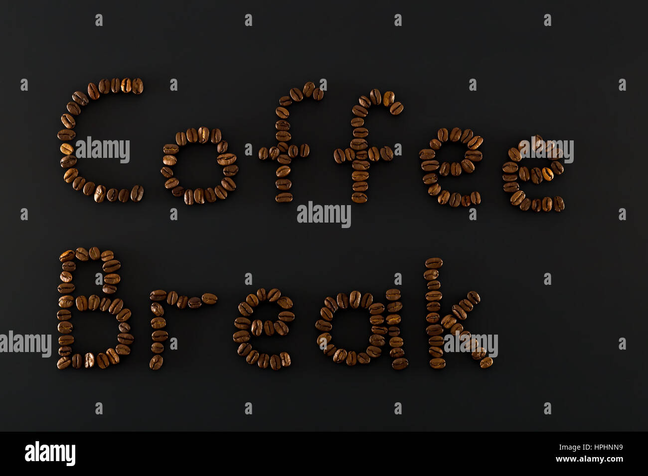 Pausa caffè lettera parole consistono di marrone caffè in grani Foto Stock