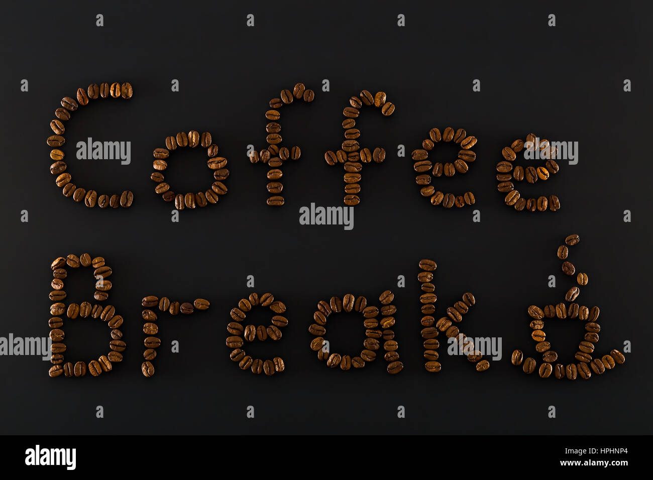 Pausa caffè parole e cup sono costituiti da marrone a chicchi di caffè Foto Stock