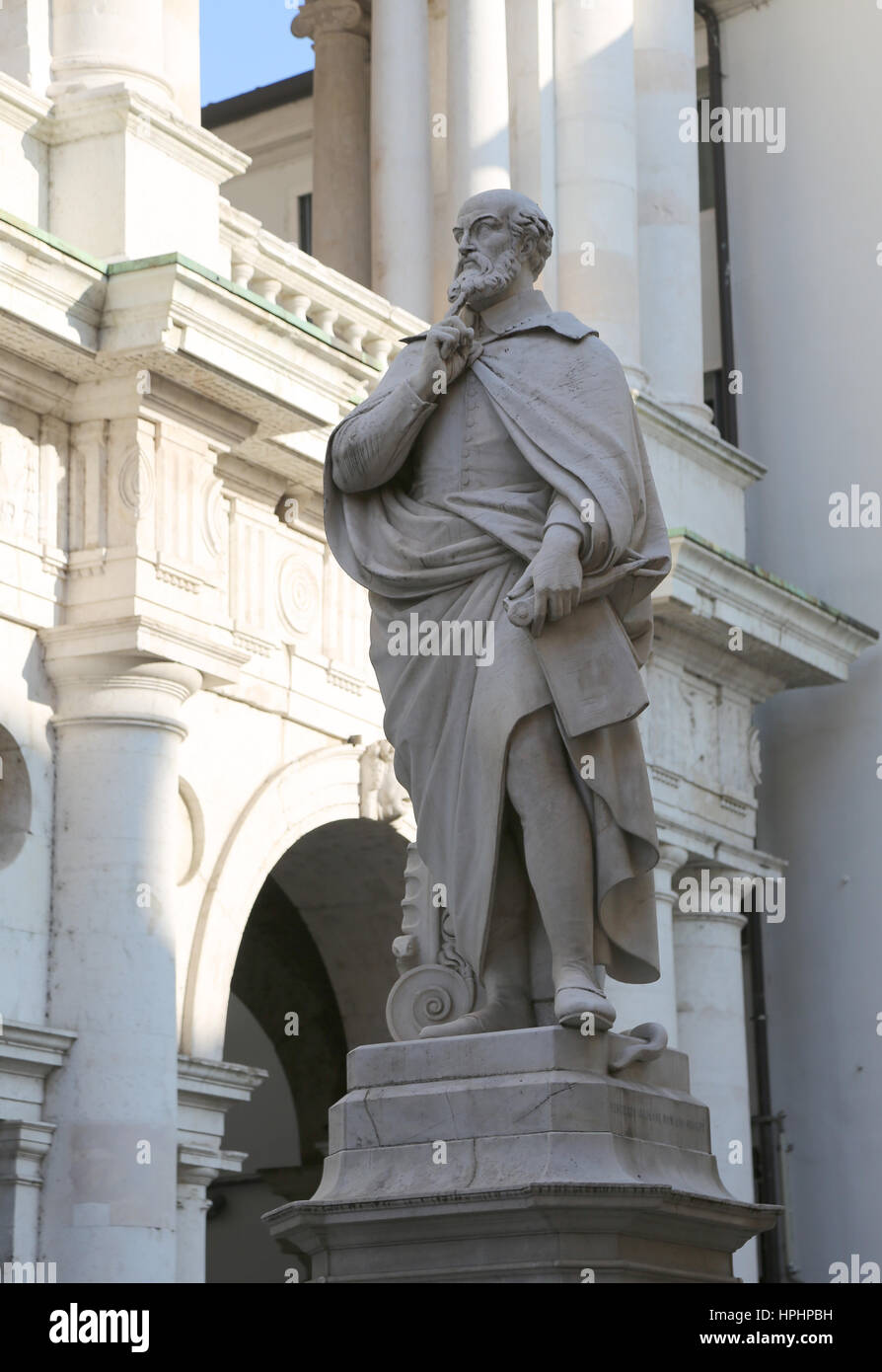 Statua di architetto Andrea Palladio nel centro storico di Vicenza Città in Italia nelle vicinanze di un vecchio palazzo chiamato Basilica Palladiana Foto Stock