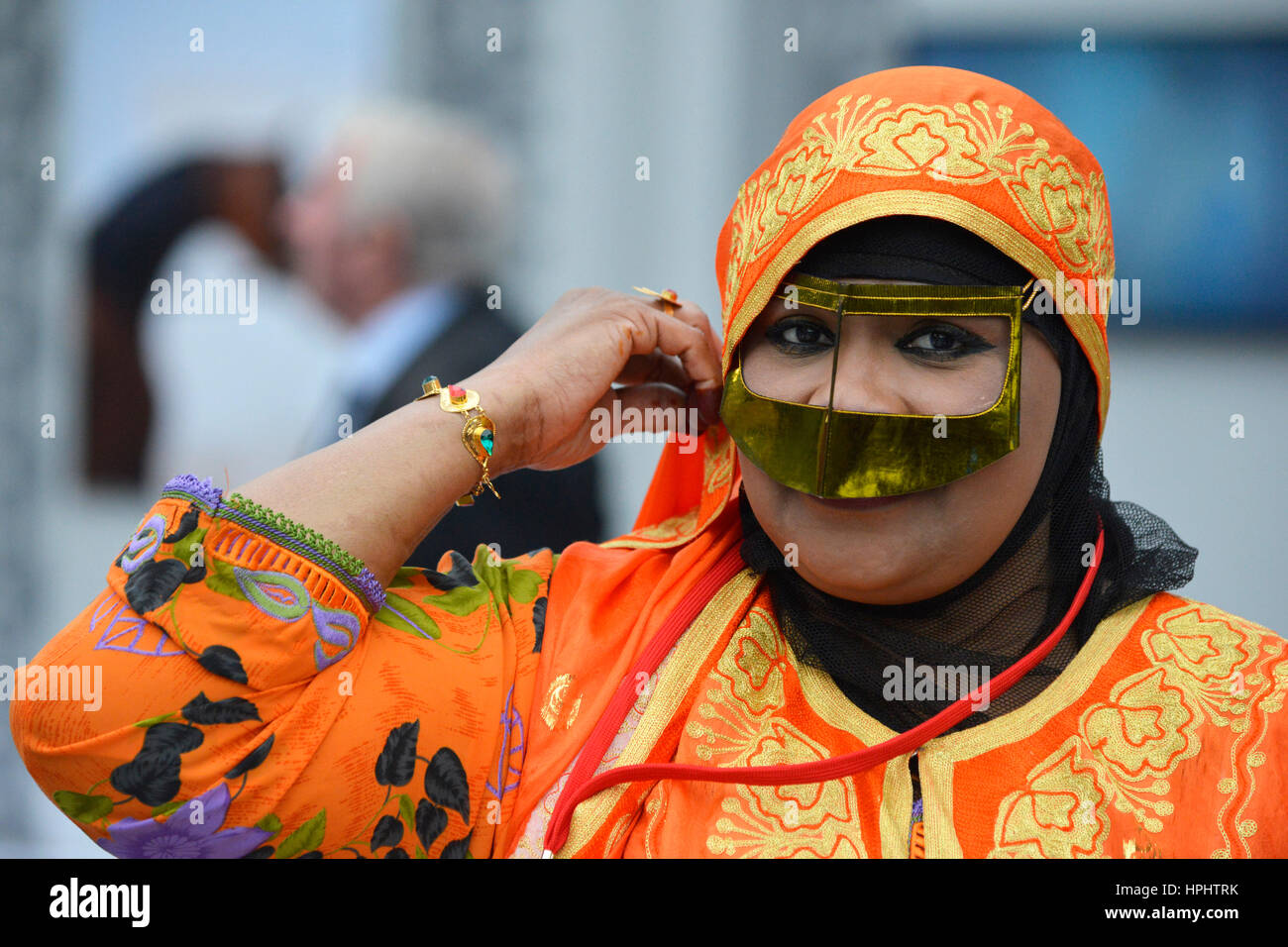 Francia, Parigi XVI distretto, ippodromo di Longchamp, Qatar Prix de l'Arc de Triomphe il 4 ottobre e il 5° 2014, ritratto del Qatar donna che indossa una maschera e un velo, Qatar promozione turistica Foto Stock