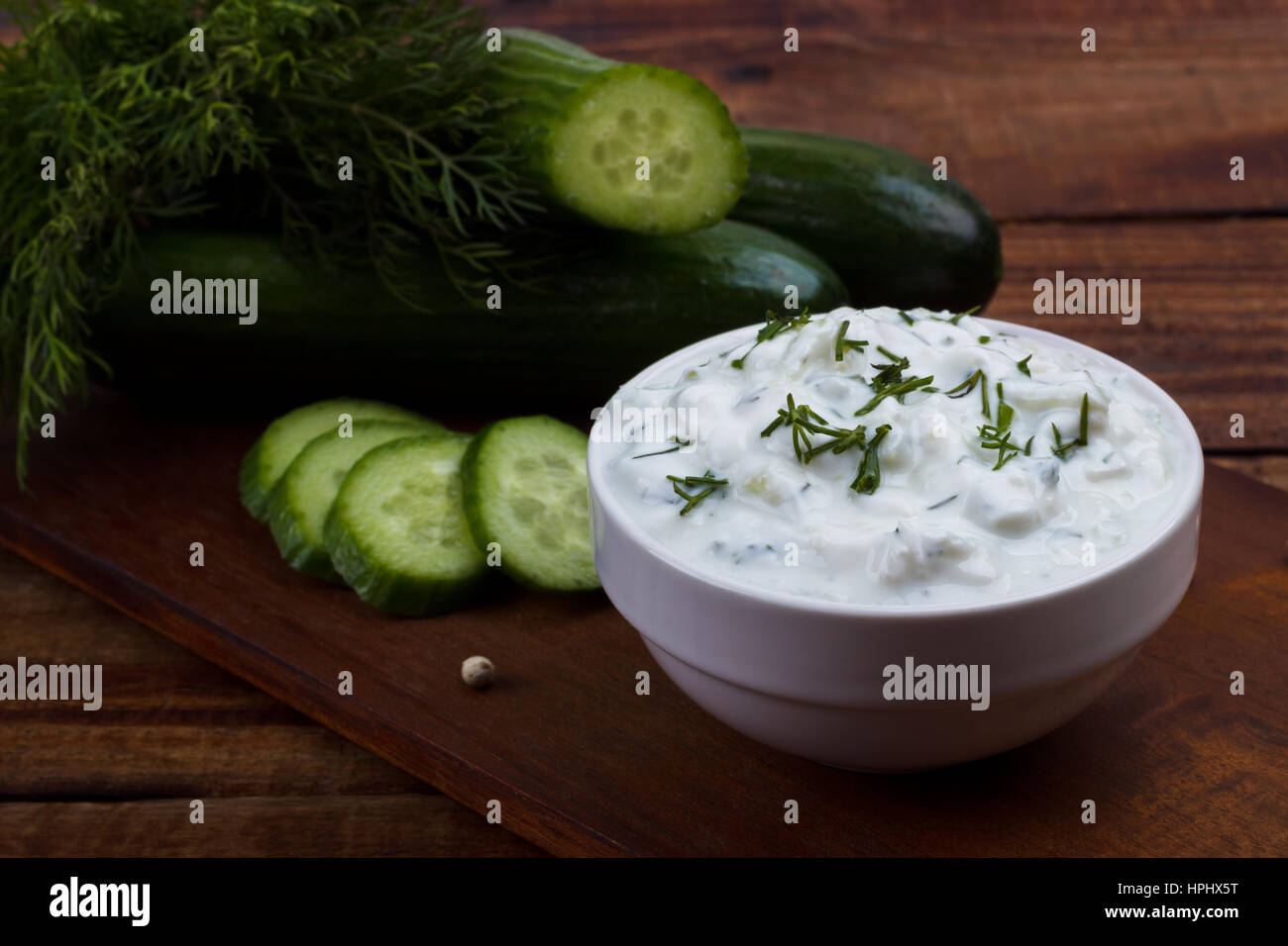 Tzatziki dip e di ingredienti. Yogurt, erbe aromatiche, aglio e il cetriolo. Tradizionale salsa greca Foto Stock