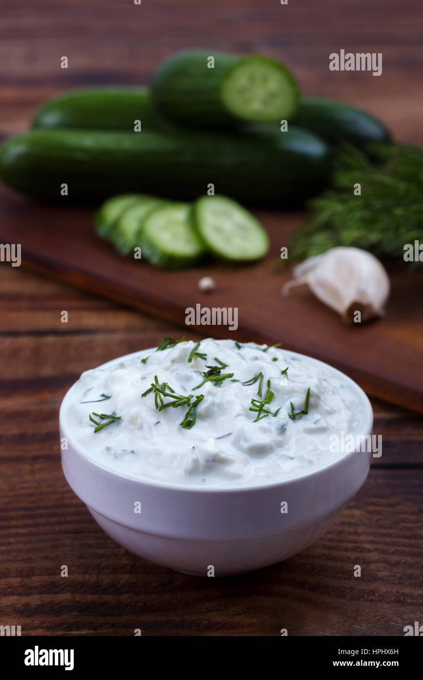 Tzatziki dip e di ingredienti. Yogurt, erbe aromatiche, aglio e il cetriolo. Tradizionale salsa greca Foto Stock