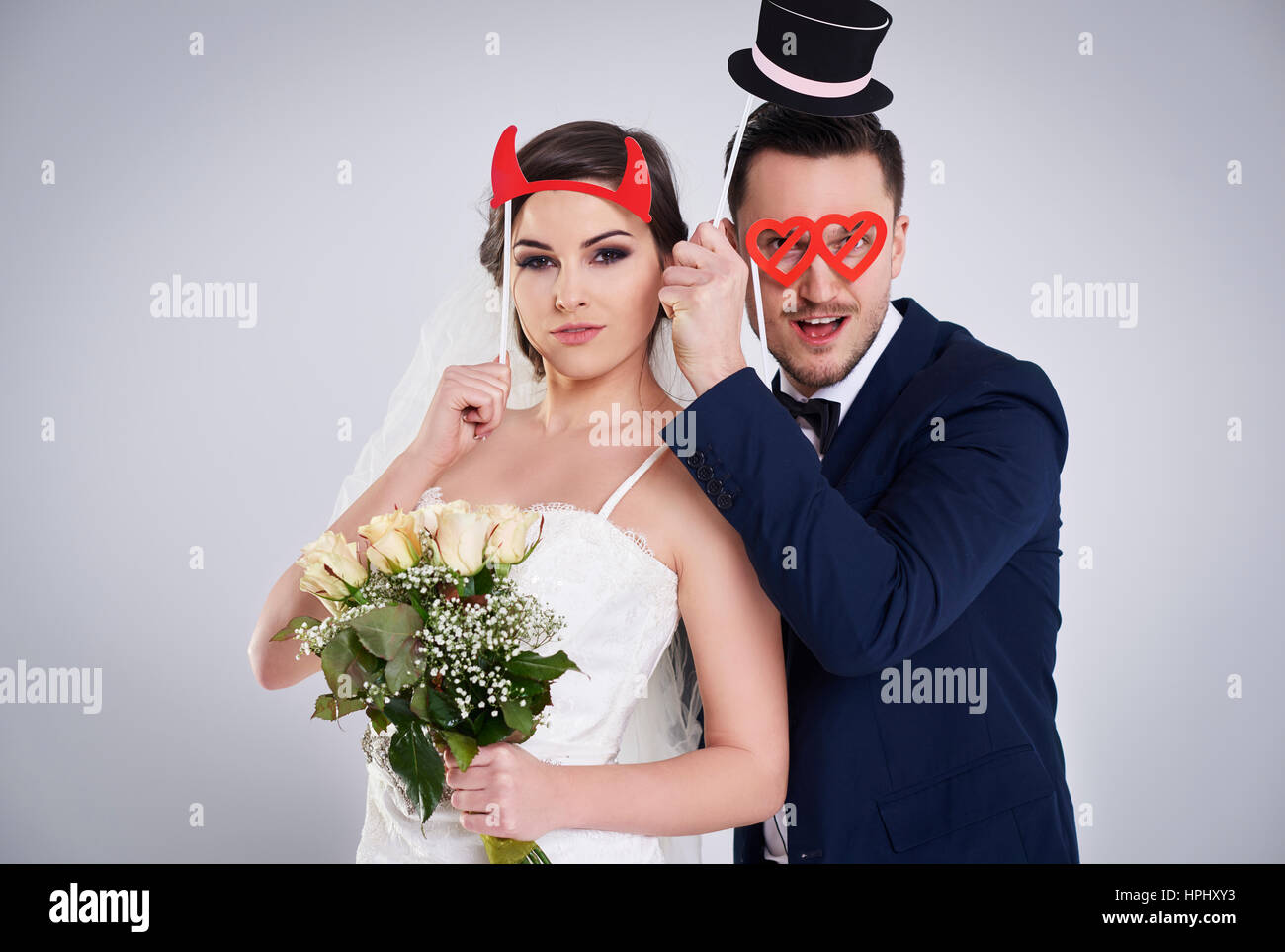 Giovani il matrimonio con accessori divertenti Foto Stock