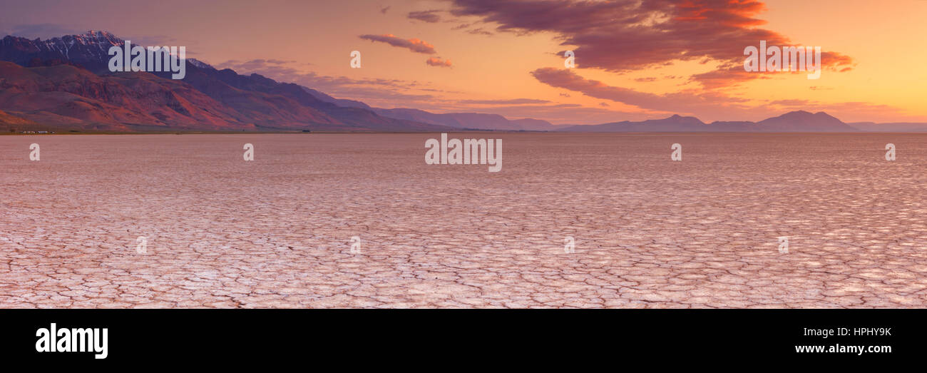 Massa rotto nel Alvord Playa, un dry lakebed nel deserto Alvord nel sud-est della Oregon, Stati Uniti d'America. Fotografato a sunrise. Foto Stock