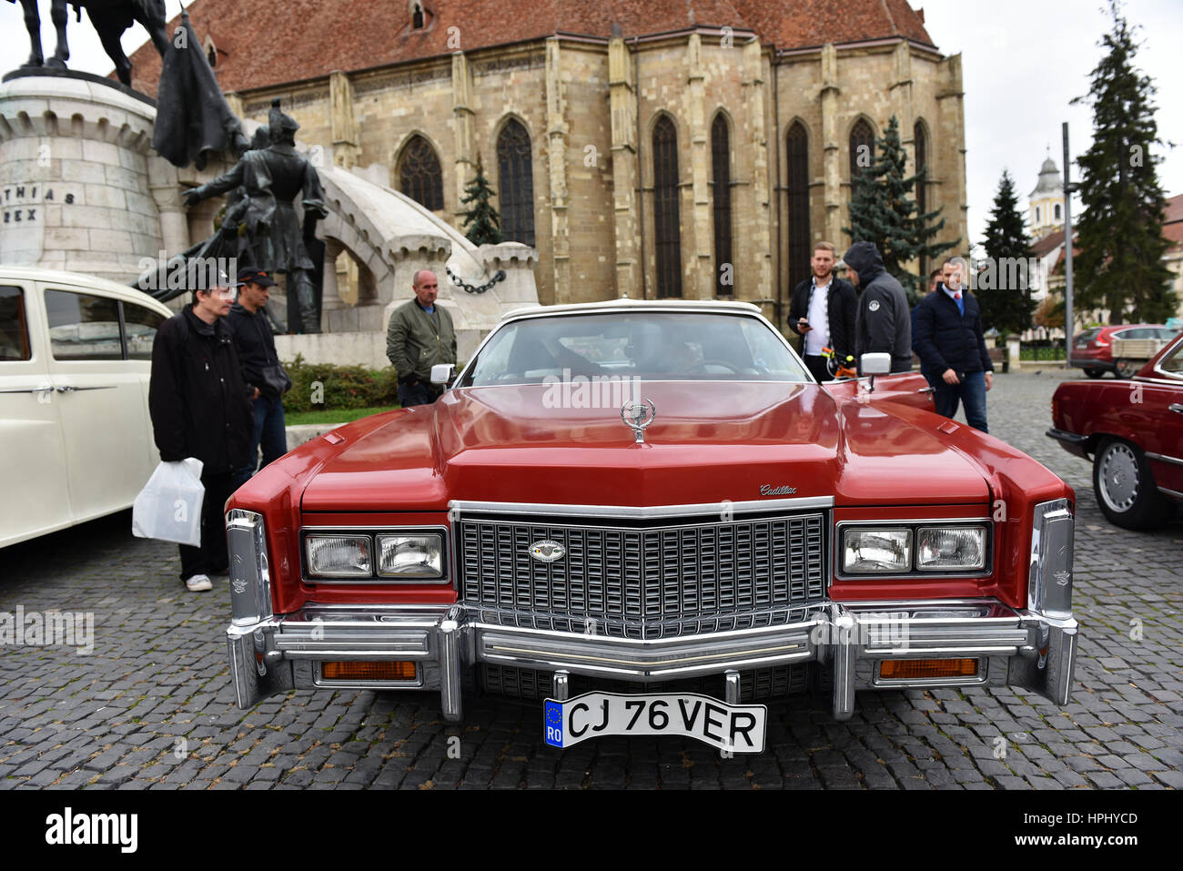 A Cluj Napoca, Romania - 15 ottobre 2016: Cadillac Eldorado e altre vetture vintage esposte durante l'retrò Mobile Sfilata Autunno nella città di Cluj Foto Stock