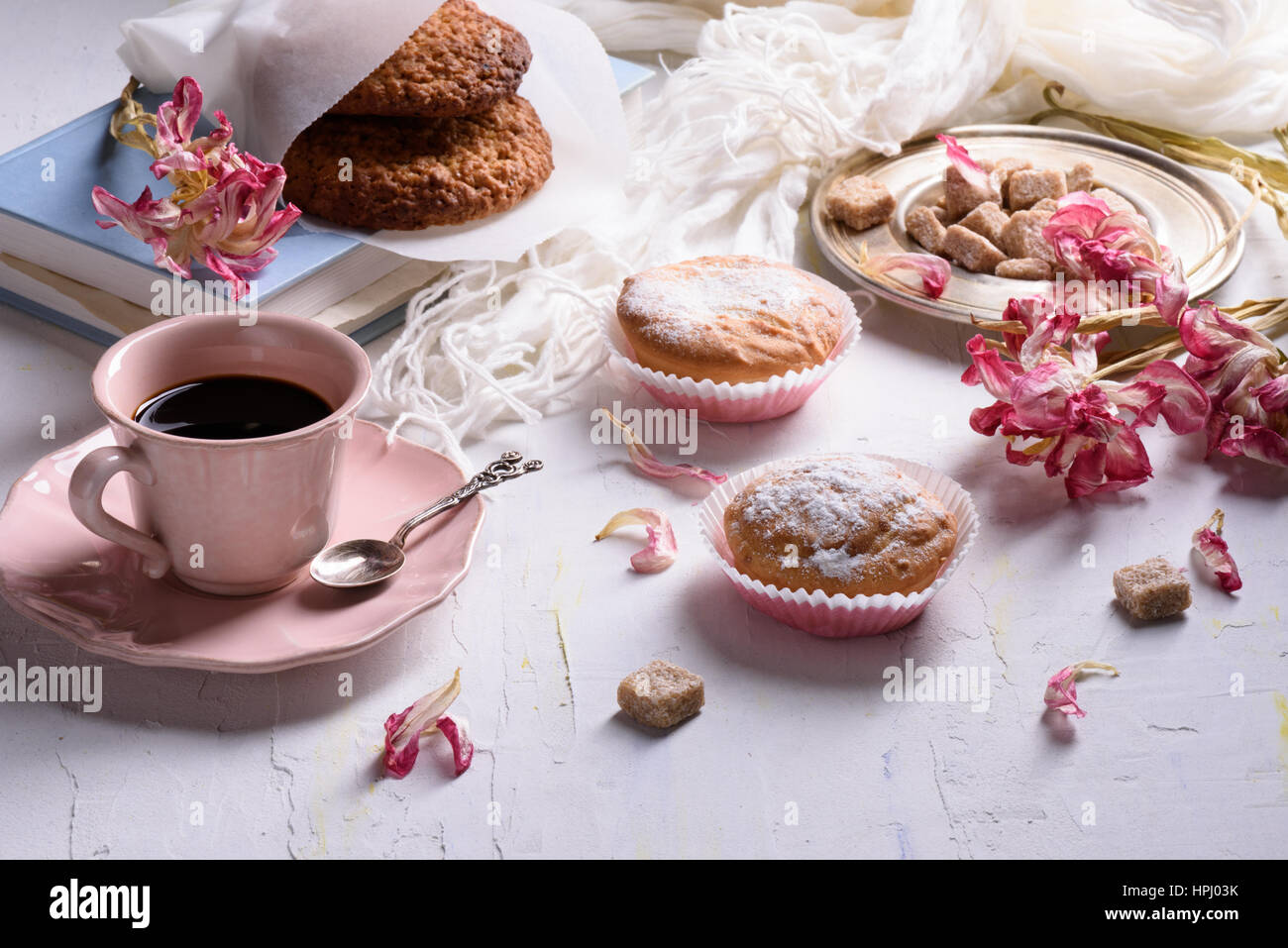 Caffè e dolci, biscotti di avena, tortine e fiori di primavera. Ancora la  vita di prima colazione Foto stock - Alamy