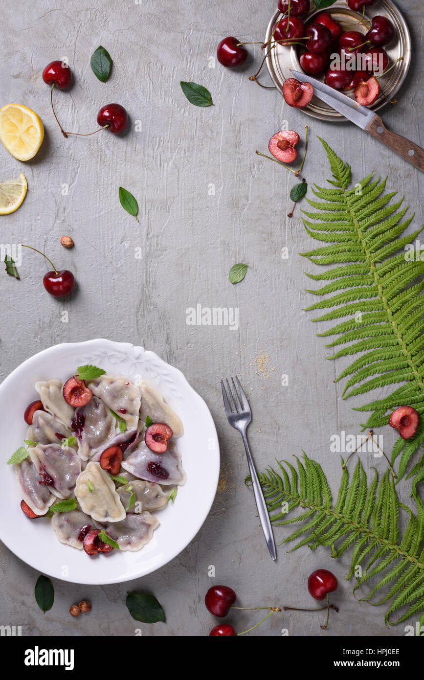 Cucinato gnocchi di ciliegio, fatta con ravioli wonton e bacche di dolci. Cucina tradizionale Foto Stock