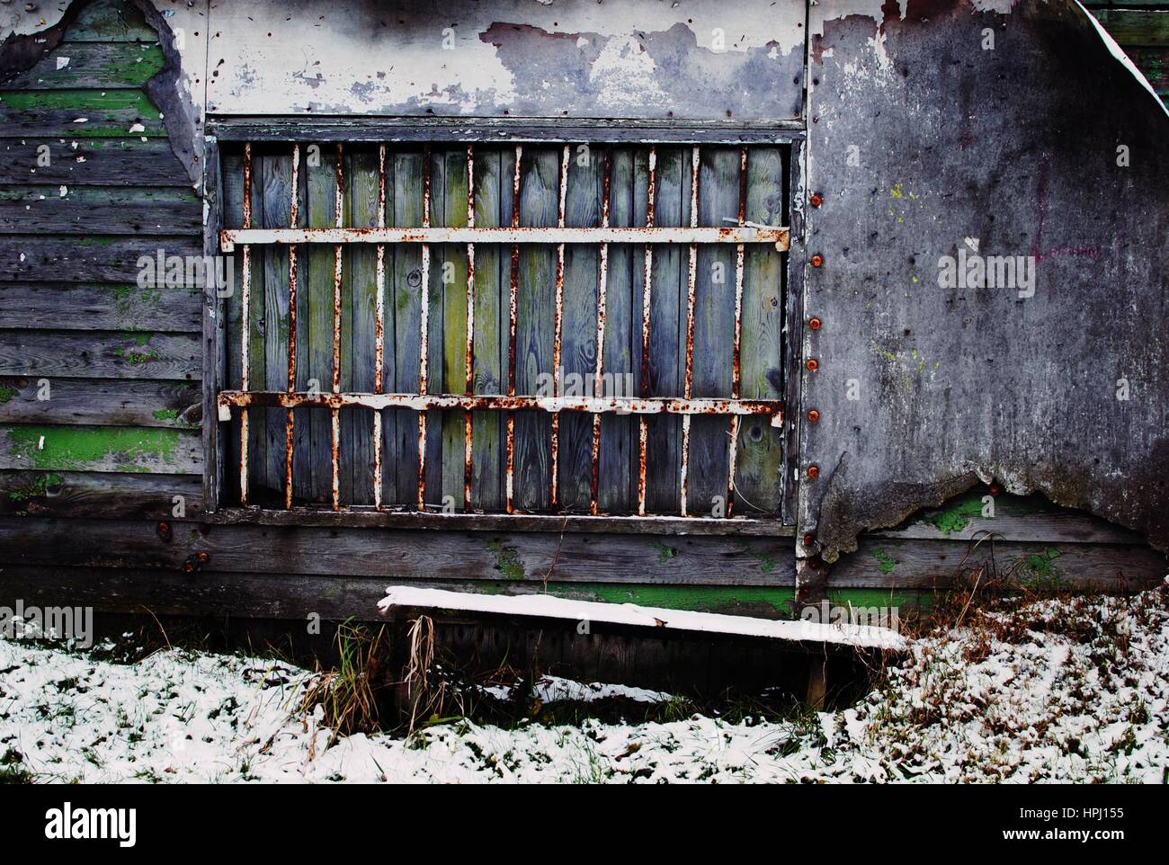 Bar nella finestra, vecchio dimenticato cottage in Polonia. Foto Stock