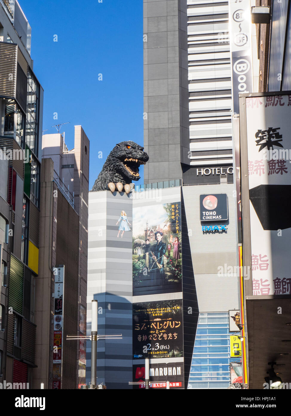 Un gigantesco busto di Godzilla sul tetto del Toho complesso di cinema in Shinjuku, Tokyo, Giappone. Foto Stock