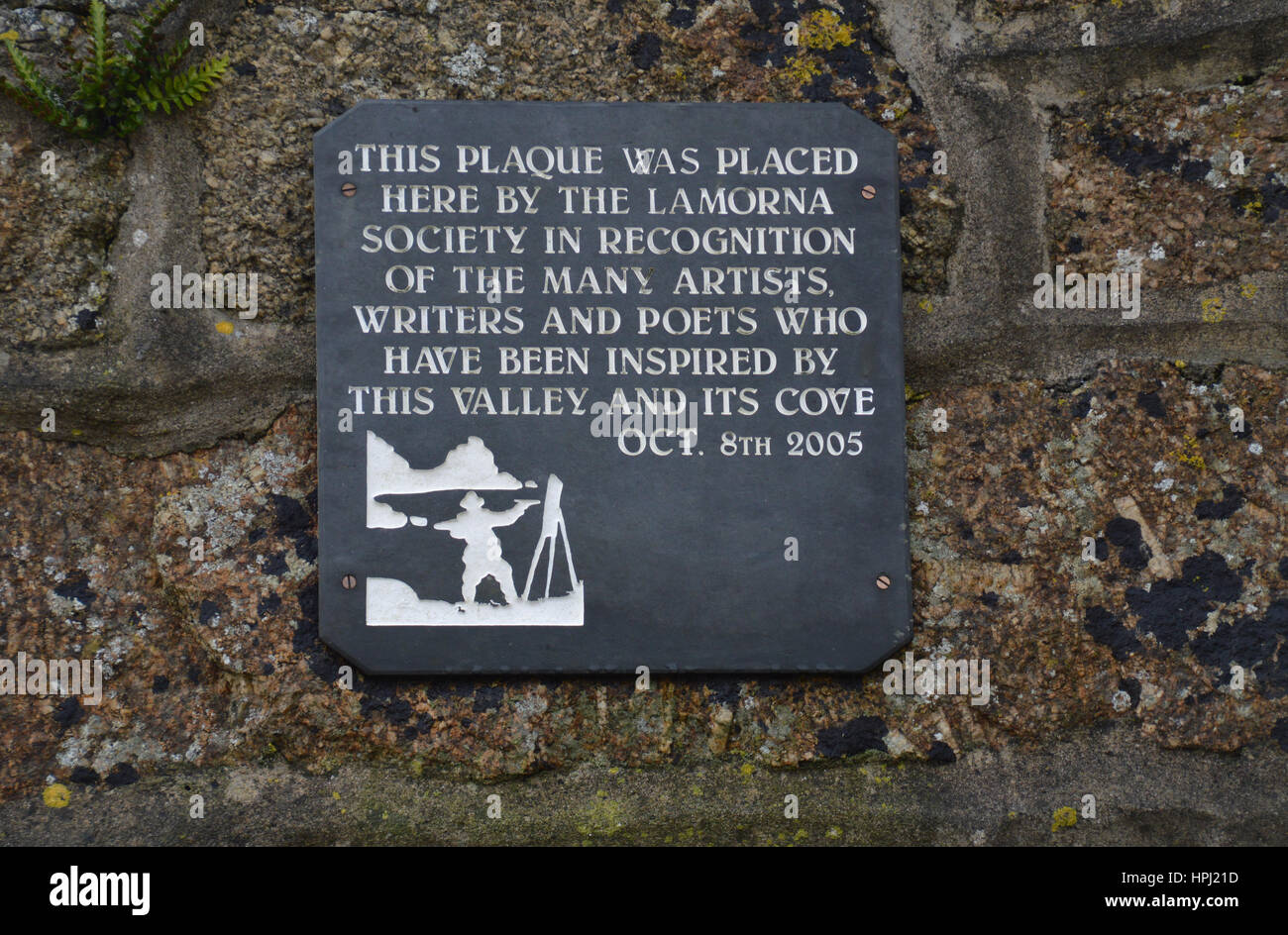 Lapide che ricorda gli artisti e poeti che sono stati ispirati da la valle e la baia a Lamorna, Cornwall Foto Stock