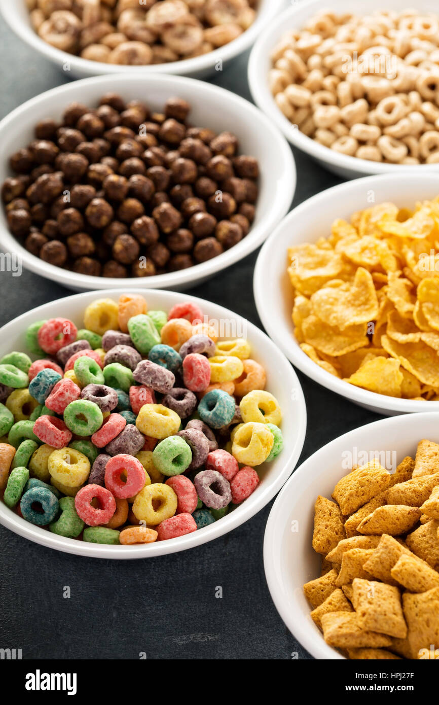 Varietà di cereali freddi in bianco bocce, veloce colazione per bambini Foto Stock