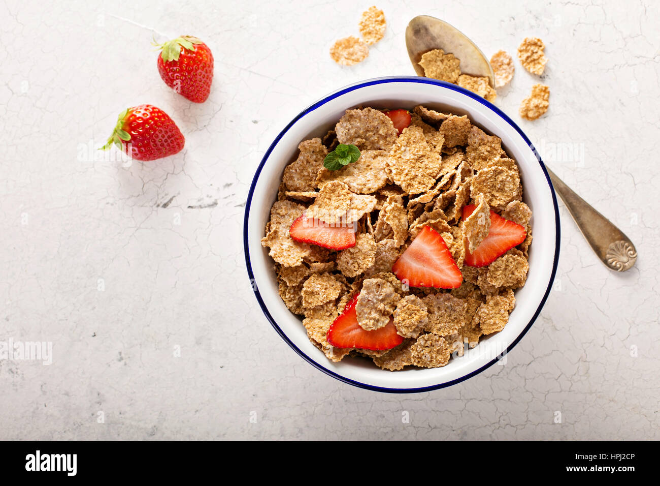 Multigrain integrale cereali sani con bacche fresche per colazione overhead shot su bianco Foto Stock