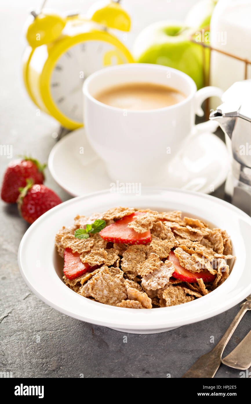 Multigrain integrale cereali sani con strawberryfor fresca prima colazione Foto Stock