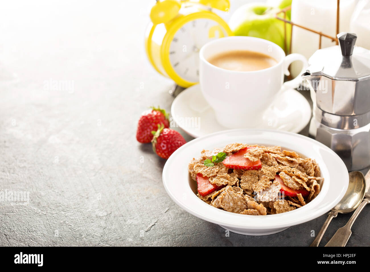 Multigrain integrale cereali sani con strawberryfor fresca prima colazione con copyspace Foto Stock