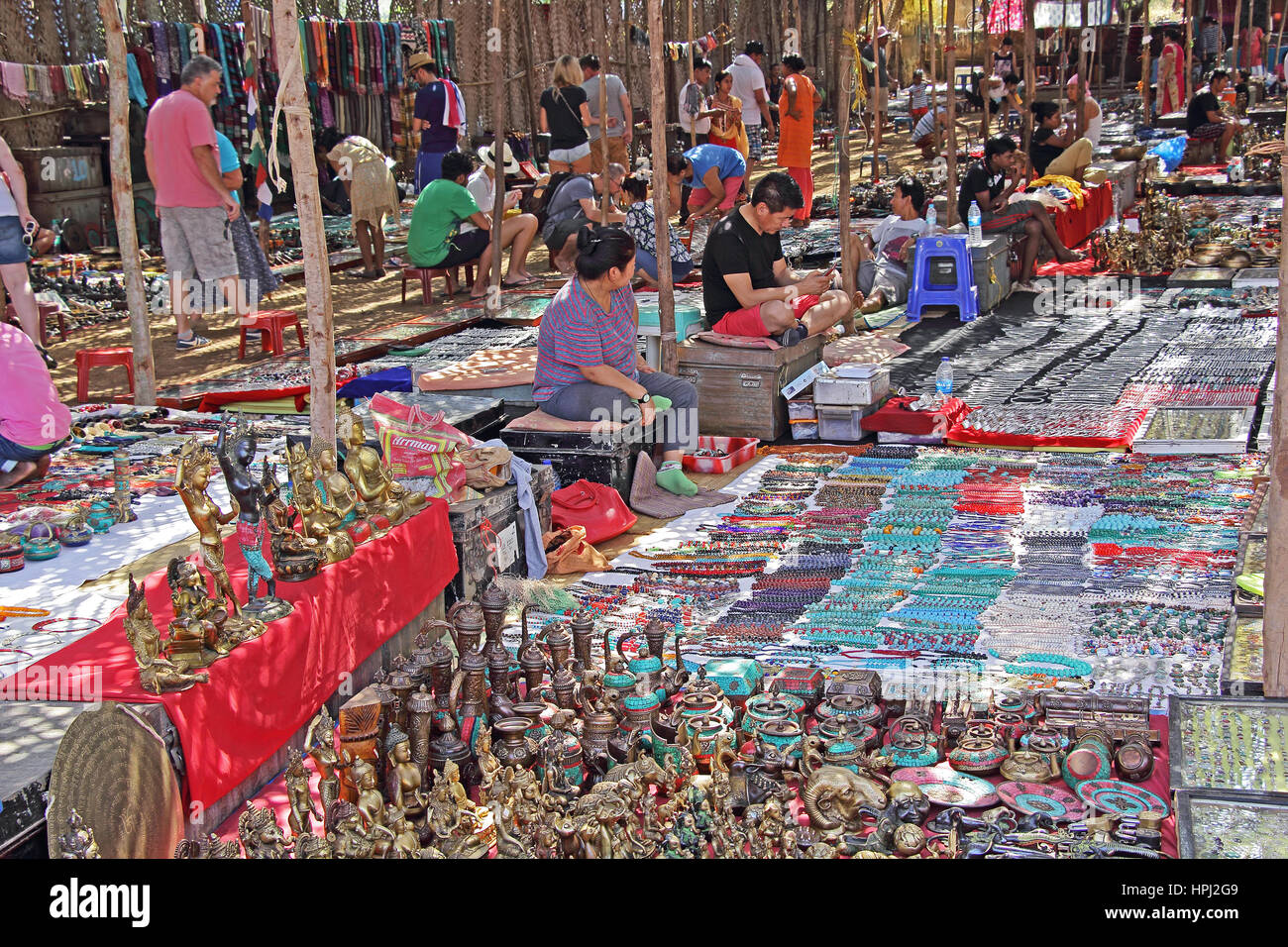 Anjuna Beach, Goa, India - negozi e i clienti al mercoledì il mercato delle pulci di varietà di vendita della merce. Solo per editoriale Foto Stock