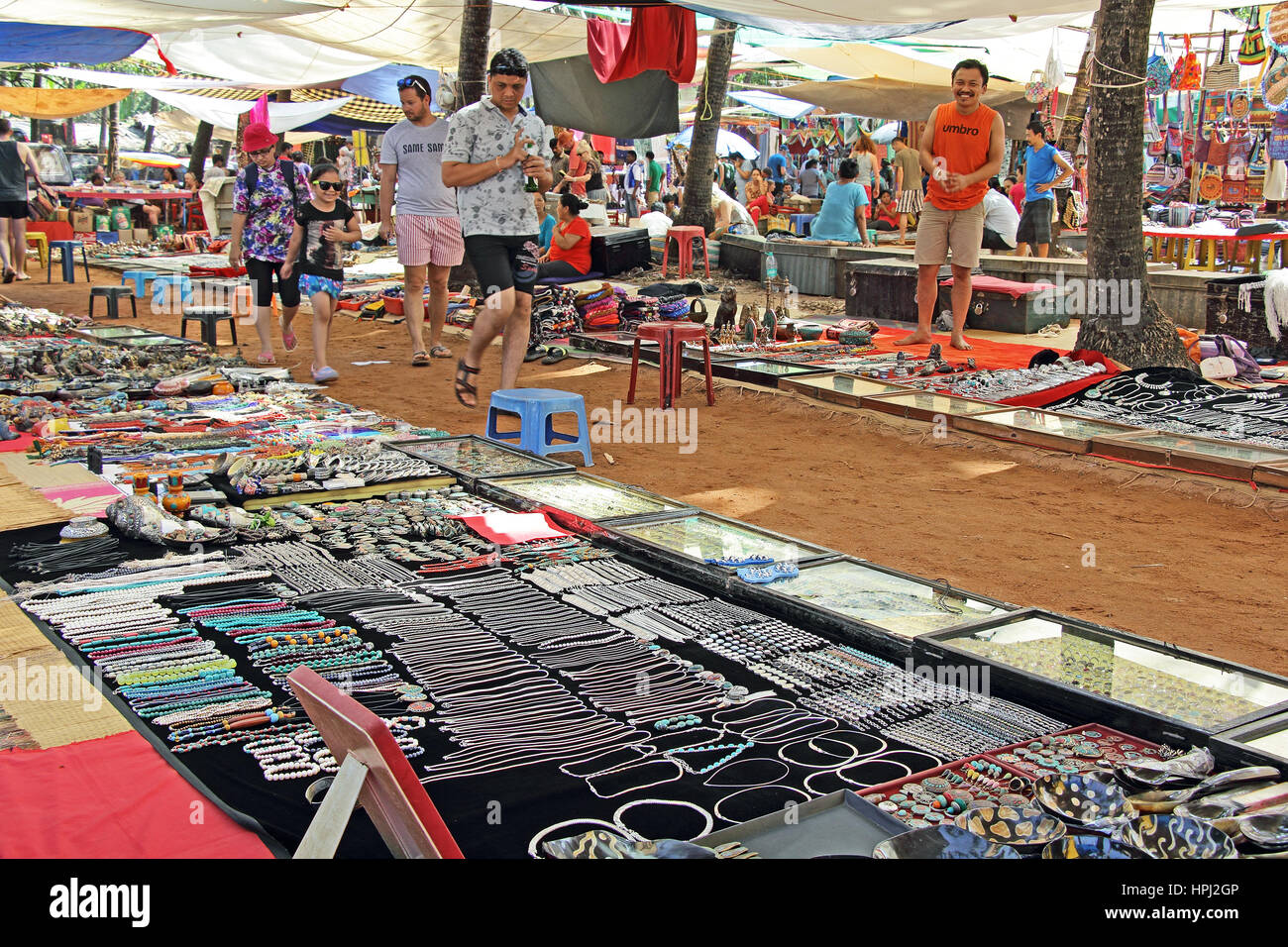 Anjuna Beach, Goa, India - negozi e i clienti al mercoledì il mercato delle pulci di varietà di vendita della merce. Solo per editoriale Foto Stock