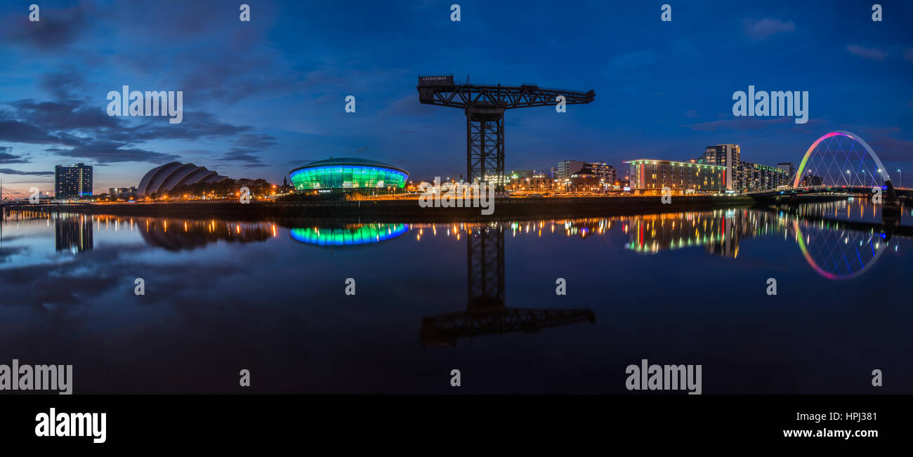 Una vista panoramica sul fiume Clyde a Glasgow con il Finnieston Bridge nel centro. Glasgow, Scozia Foto Stock
