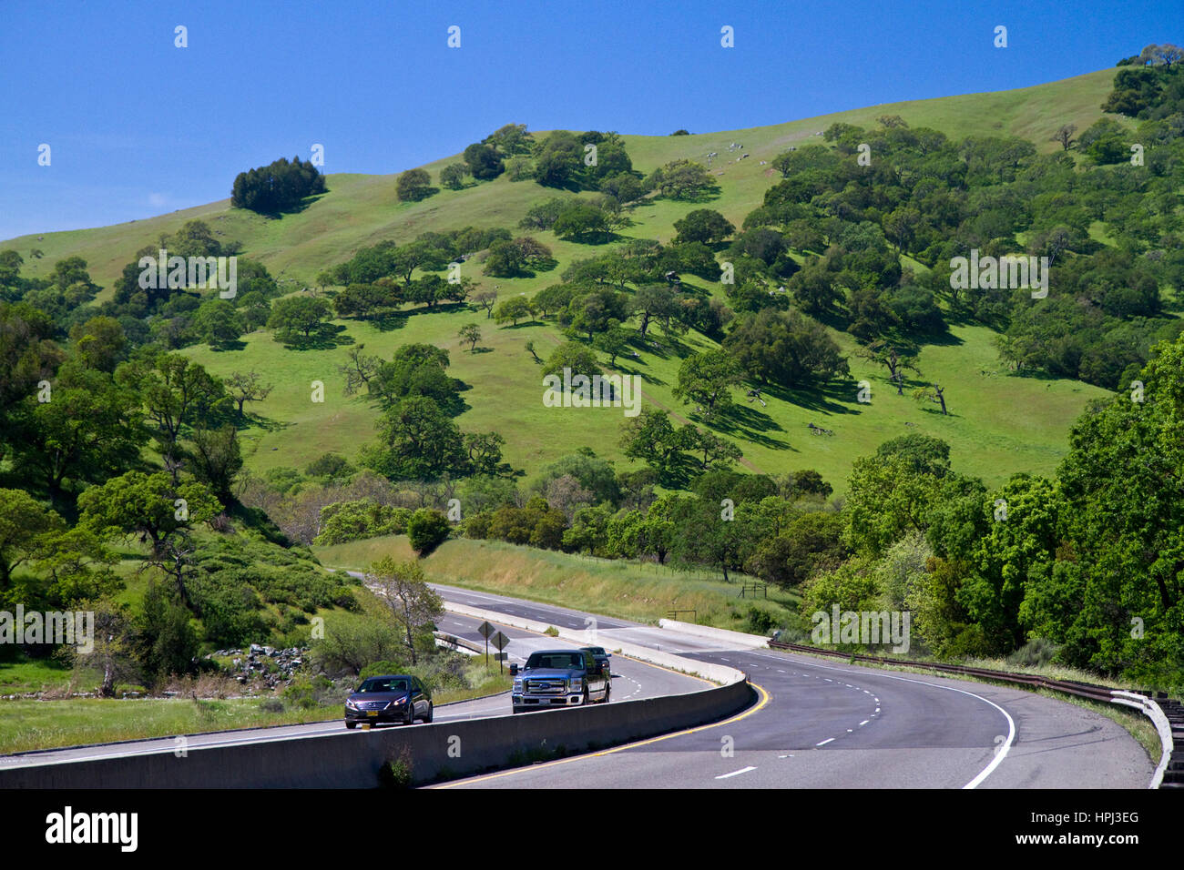 Verdi colline lungo l'autostrada 152 vicino Hollister, California, Stati Uniti d'America. Foto Stock