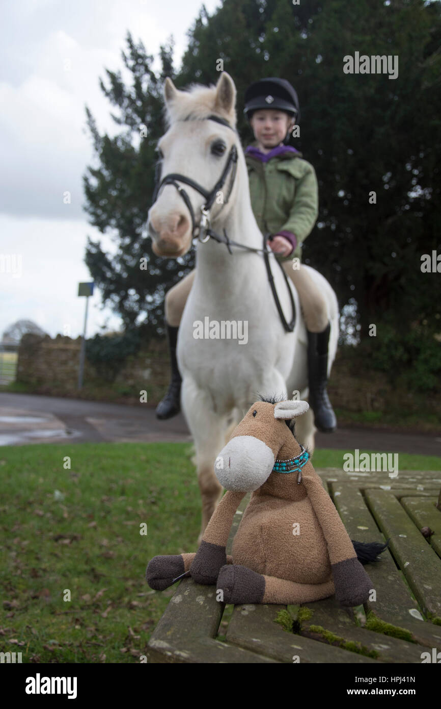 Inghilterra, Regno Unito. Il 16 febbraio 2017. Ella Newman di età compresa tra i 10, è raffigurato con il suo pony blu, anni 27 nel piccolo villaggio di Regil. Foto Stock