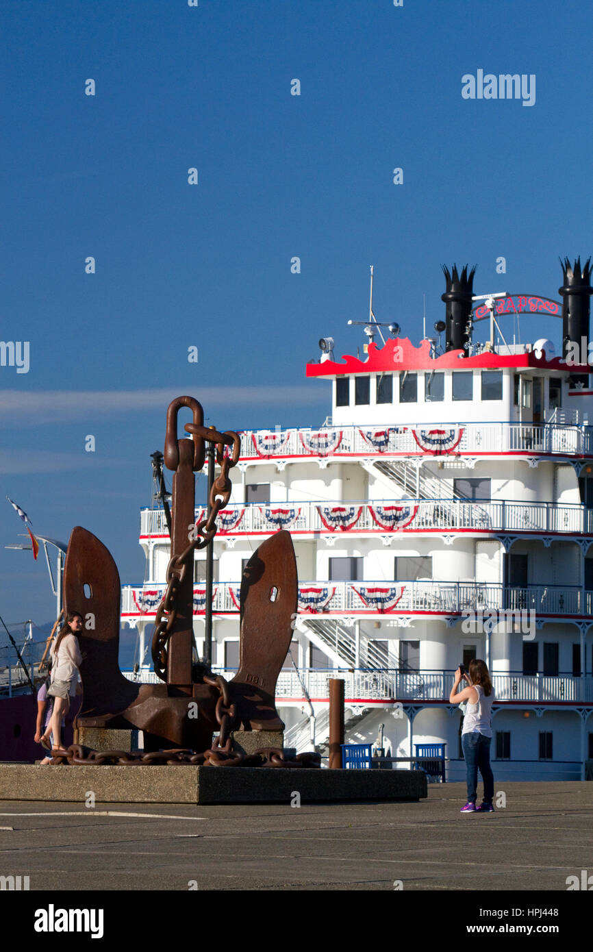 I turisti scattare foto con un grande elemento di ancoraggio in corrispondenza di Astoria, Oregon, Stati Uniti d'America. Foto Stock