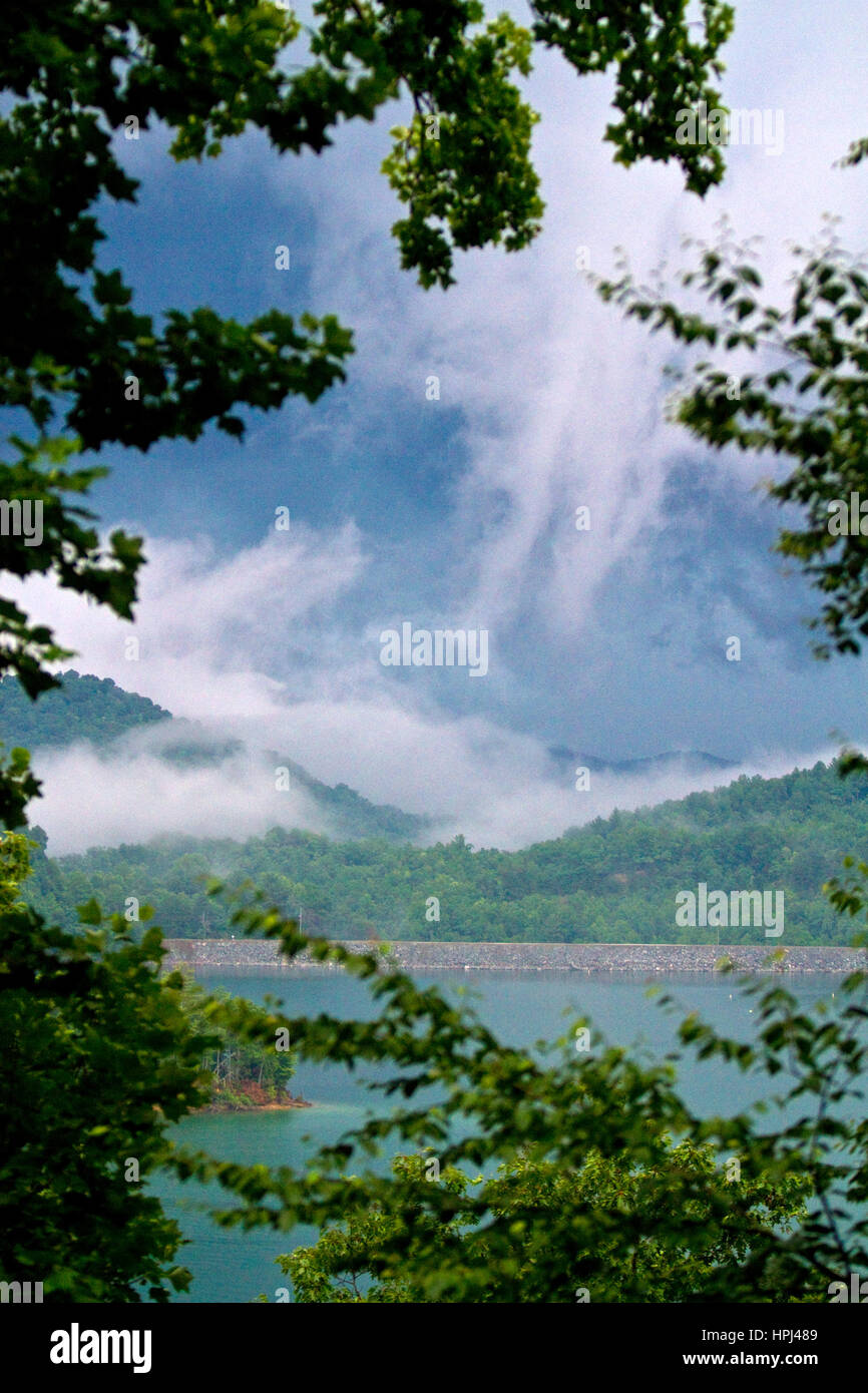 Nuvole temporalesche costruire oltre le Blue Ridge Mountains al Lago Nantahala, North Carolina, Stati Uniti d'America. Foto Stock
