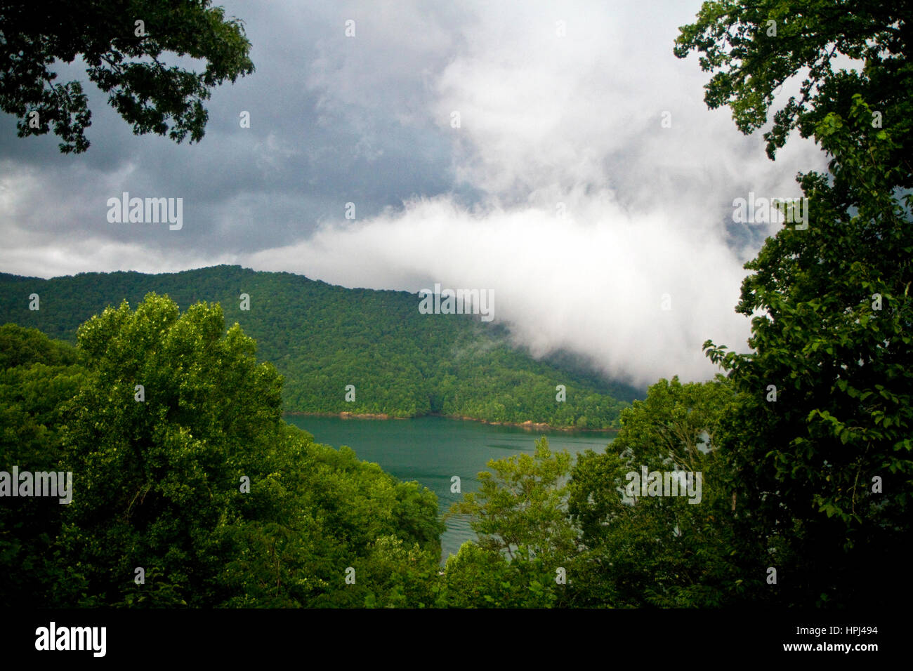 Nuvole temporalesche costruire oltre le Blue Ridge Mountains al Lago Nantahala, North Carolina, Stati Uniti d'America. Foto Stock