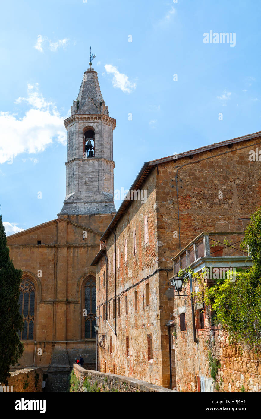 Bellissima città medievale di stradine strette e affascinante veranda in Pienza,Italia Foto Stock