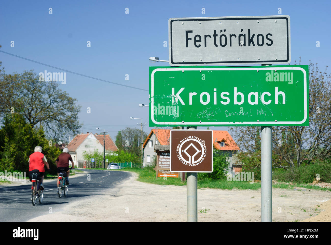 Fertörakos, città bilingue ingresso sign in ungherese, , Györ-Moson-Sopron, Ungheria Foto Stock