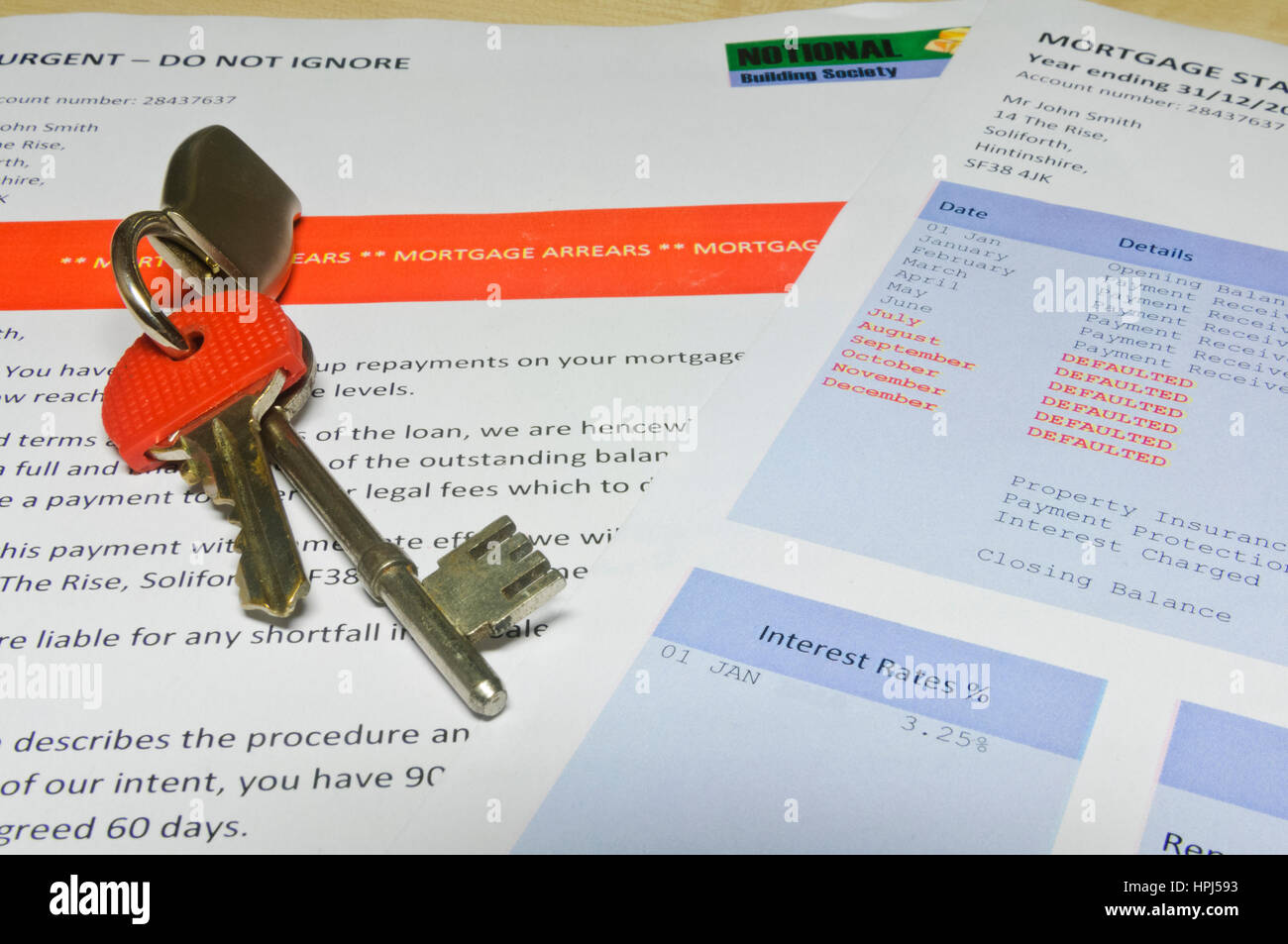 Le chiavi di casa su una lettera della banca che informa il cliente di ipoteca arretrati e recupero con un estratto conto bancario Foto Stock