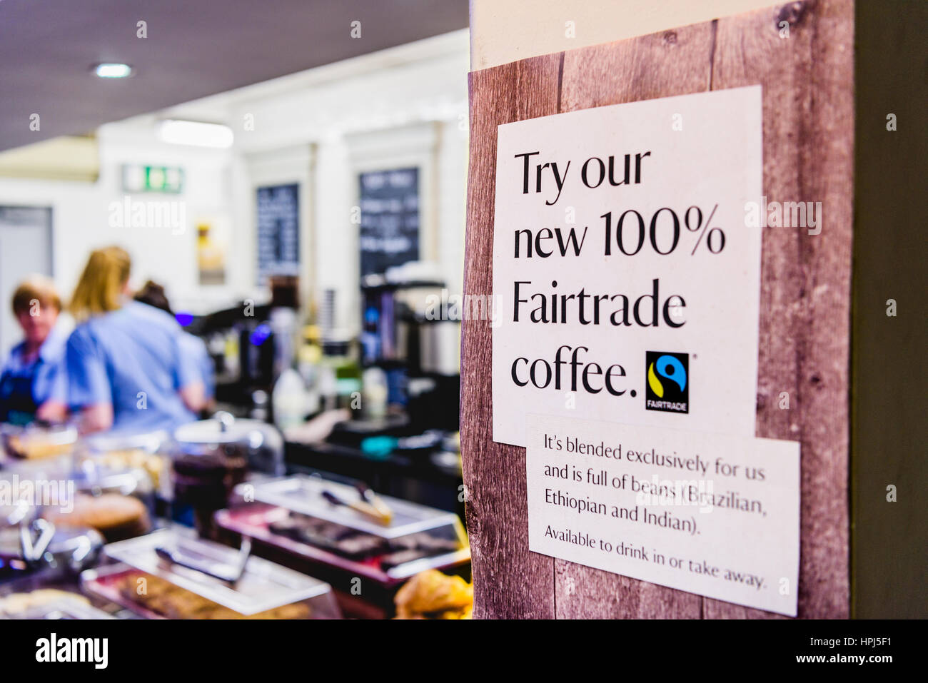 Firmare in un bar per il caffè Fairtrade Foto Stock