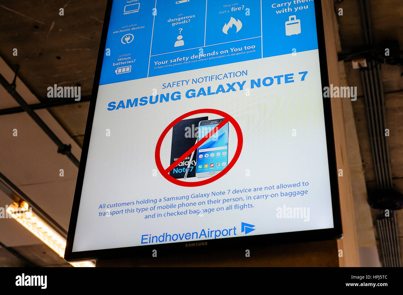 Firmare in un aeroporto partenza lounge consigliare i passeggeri che Samsung Galaxy Nota 7 i telefoni cellulari sono vietate. Foto Stock