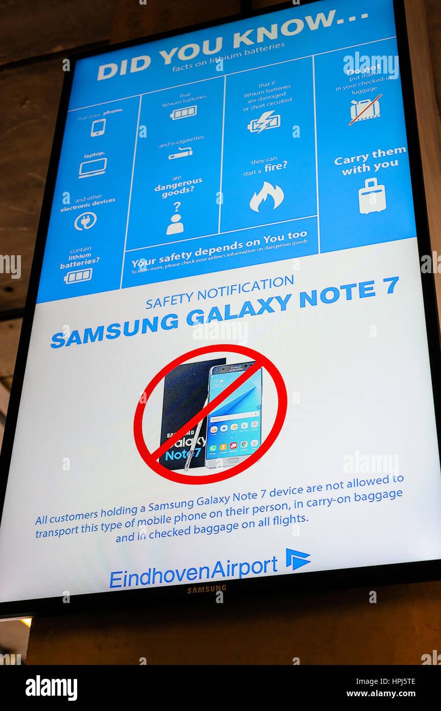 Firmare in un aeroporto partenza lounge consigliare i passeggeri che Samsung Galaxy Nota 7 i telefoni cellulari sono vietate. Foto Stock