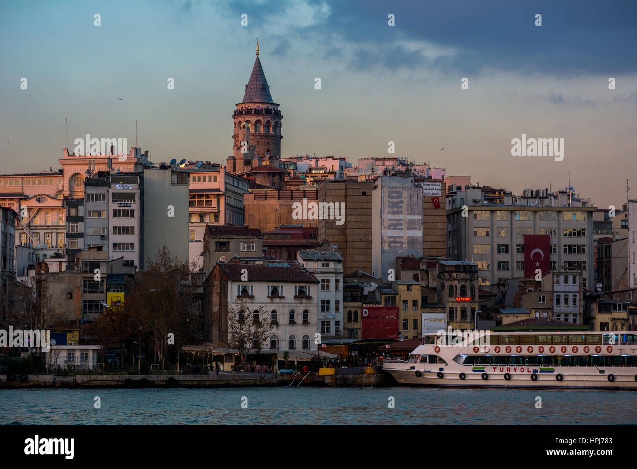 Vista verso la Torre di Galata dal ponte Galata Foto Stock