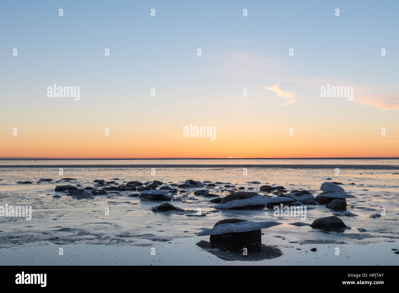 Twilight vista in un gelido e Costa sassosa con bellissimo cielo colorato Foto Stock
