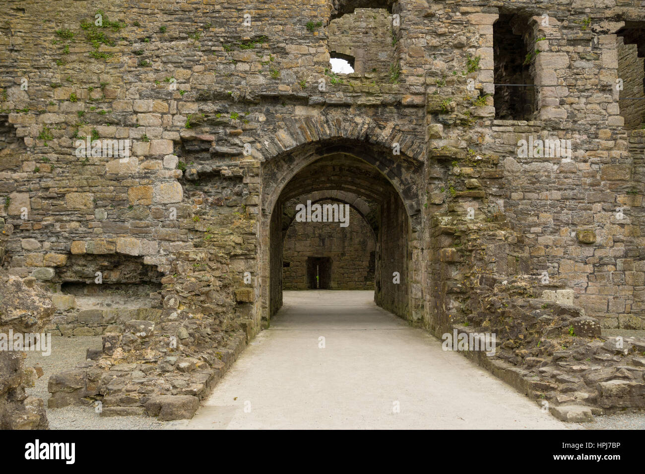 Beaumaris Castle e spiaggia, Isola di Anglesey, Galles del Nord, Regno Unito Foto Stock