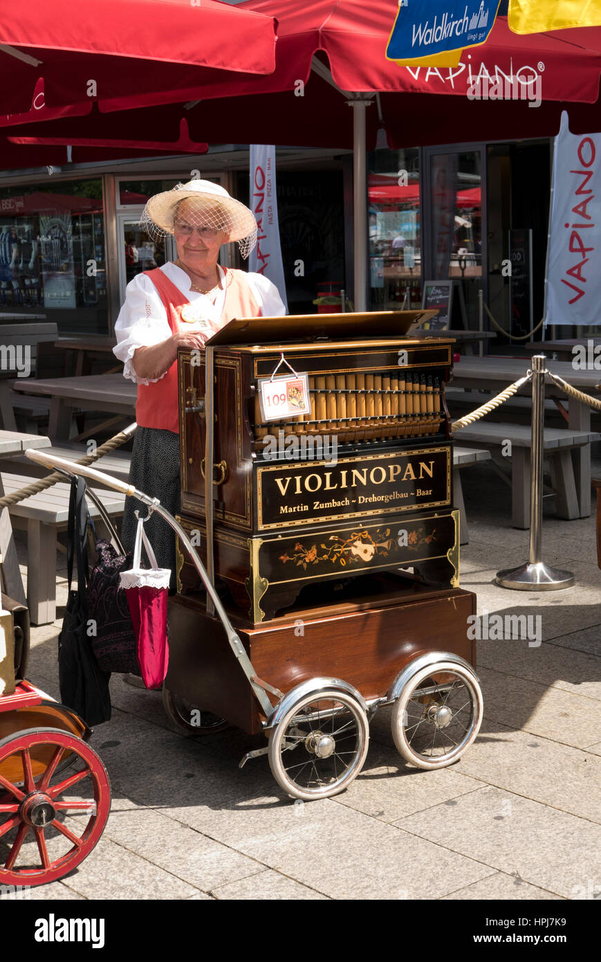 Un organo femmina macinino di Berlino, Germania Foto Stock