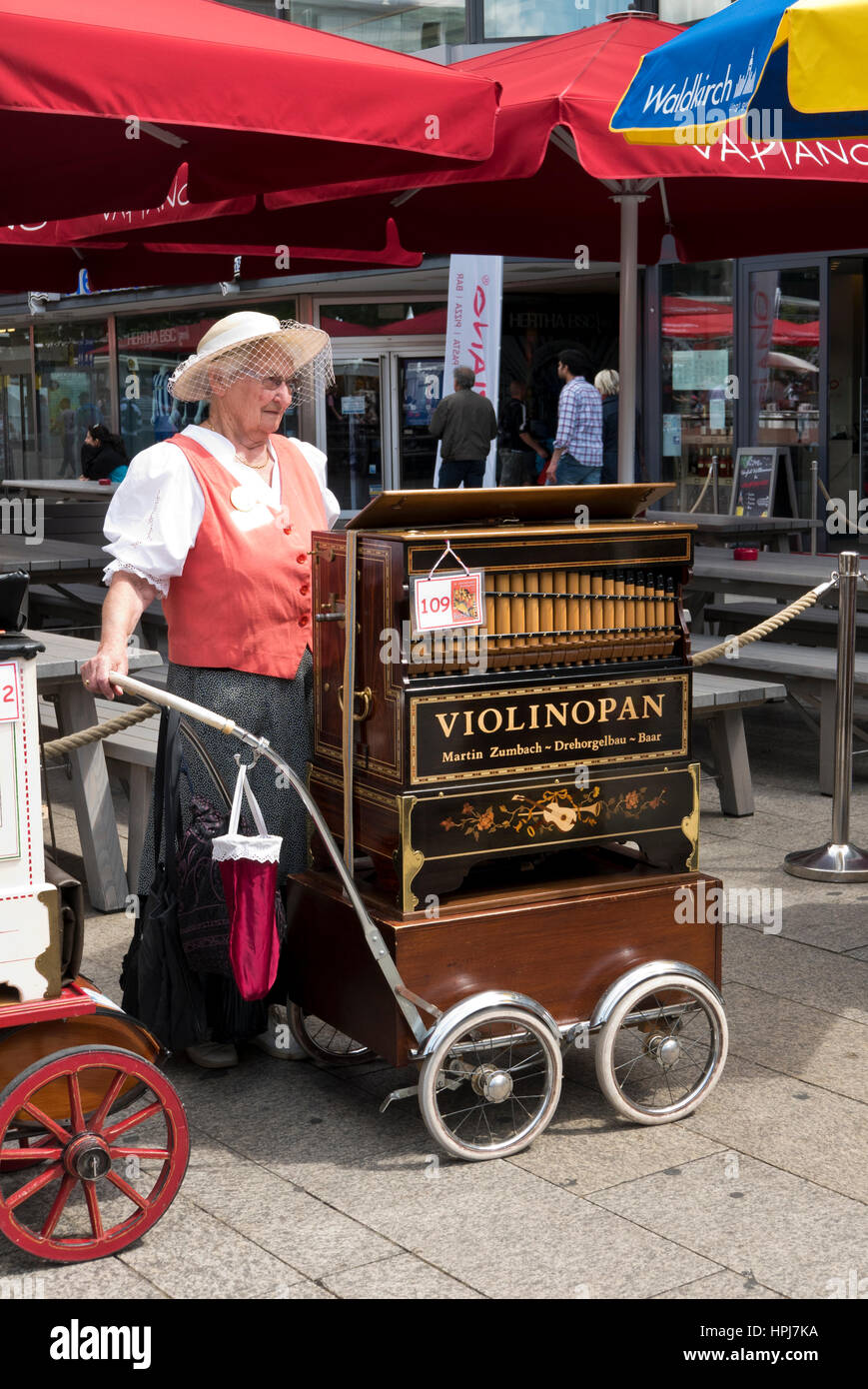 Un organo femmina macinino di Berlino, Germania Foto Stock