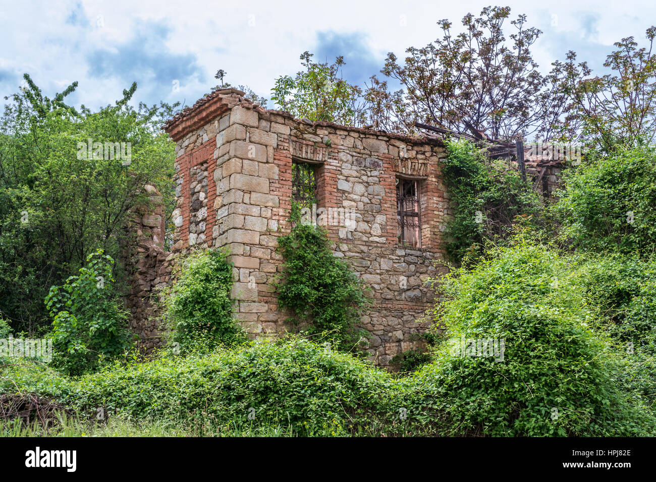 Vecchia casa di abbandono, superato dalla natura Foto Stock