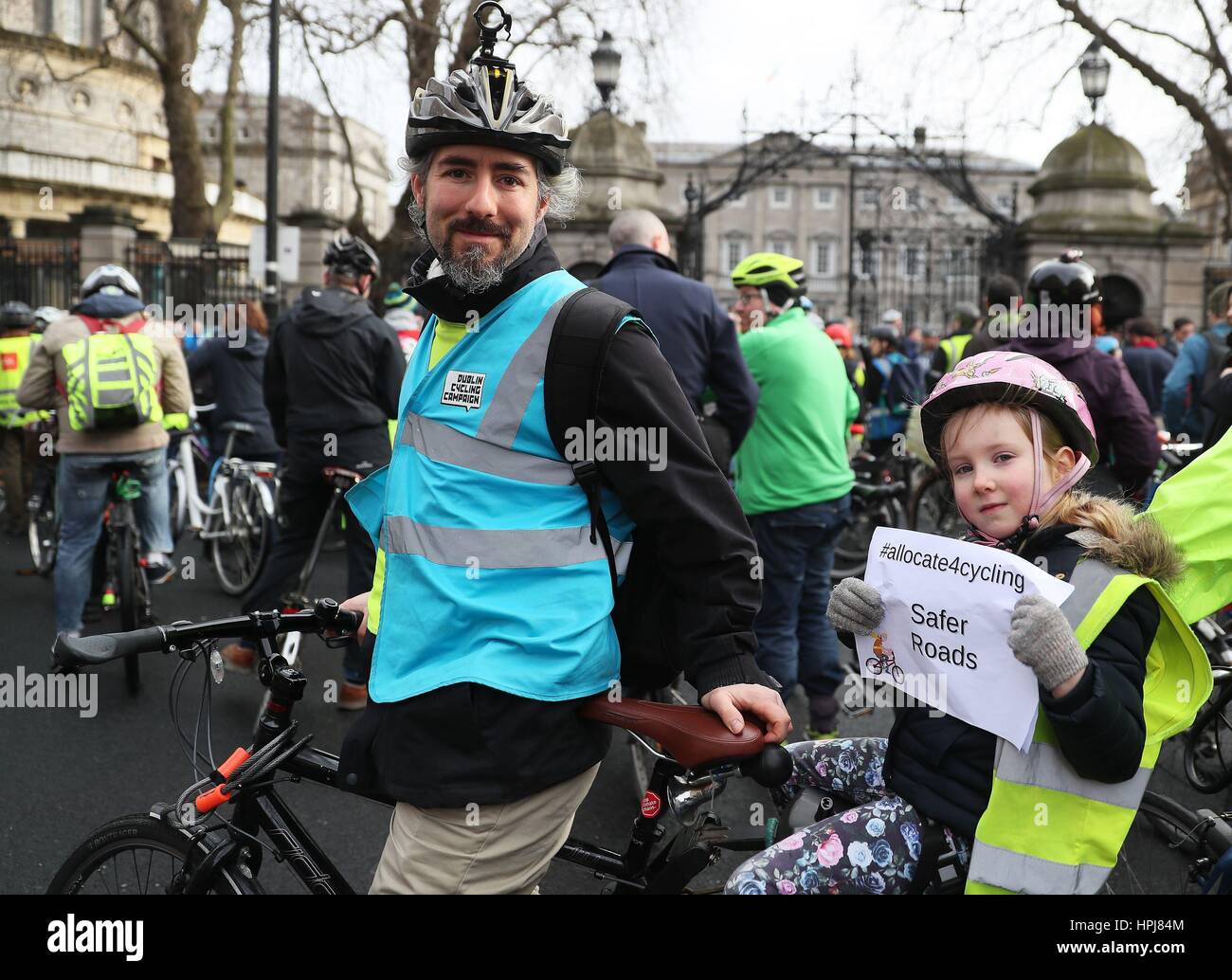 Jef Bucas e sua figlia Lena, 5, unire i ciclisti riuniti fuori Leinster House, Dublino, chiedendo maggiore del trasporto budget da destinare alle infrastrutture in bicicletta. Foto Stock