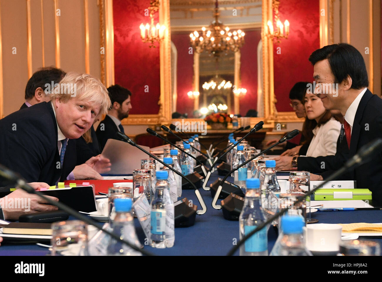 Segretario di Stato per gli affari esteri Boris Johnson con il Ministro degli Esteri coreano Yun Byung-se (a destra) per annuale politica estera parla a Lancaster House di Londra. Foto Stock