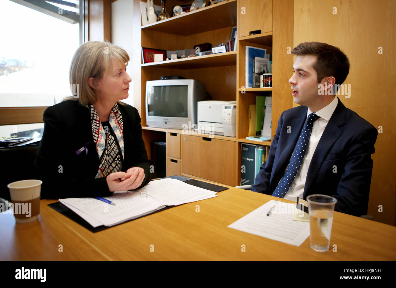 Il Segretario della Sanità Shona Robison incontra Joe Pike, marito di Gordon Aikman, al Parlamento scozzese di Edimburgo per annunciare una nuova borsa di studio da 25,000 sterline a sostegno dei miglioramenti nella cura della malattia dei neuroni motori (MND), che sarà istituita in onore del compianto attivista scozzese. Foto Stock