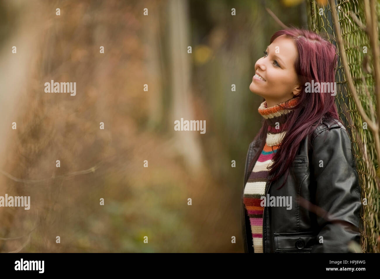 Modello rilasciato , Rothaarige, junge Frau im Herbst - dai capelli rossi donna in autunno Foto Stock