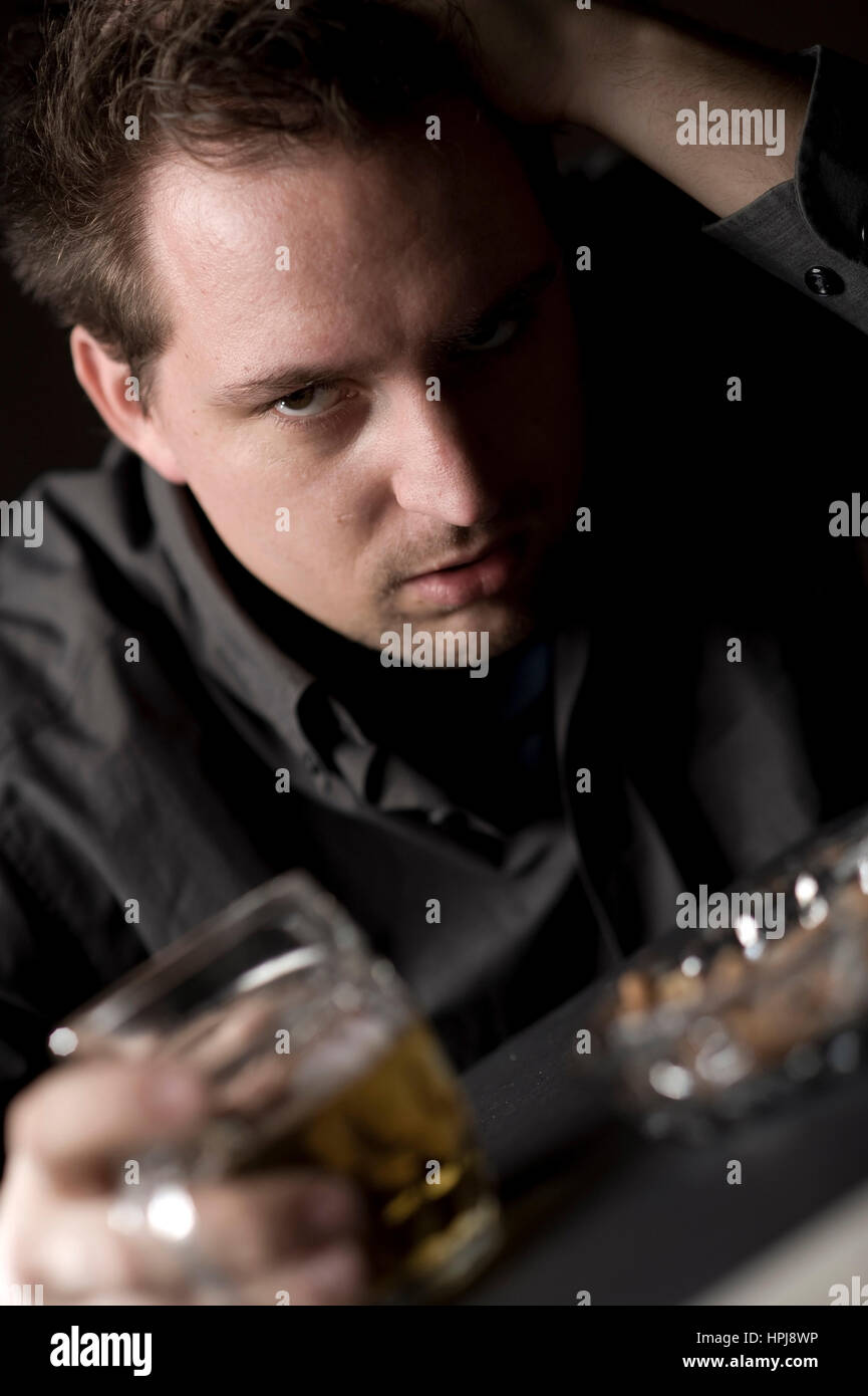 Modello rilasciato , Frustrierter Mann beim Biertrinken - frustrato uomo bevande birra Foto Stock