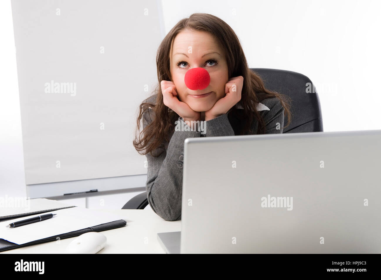 Modello rilasciato , Geschaeftsfrau mit roter Clownnase - business donna con naso rosso Foto Stock