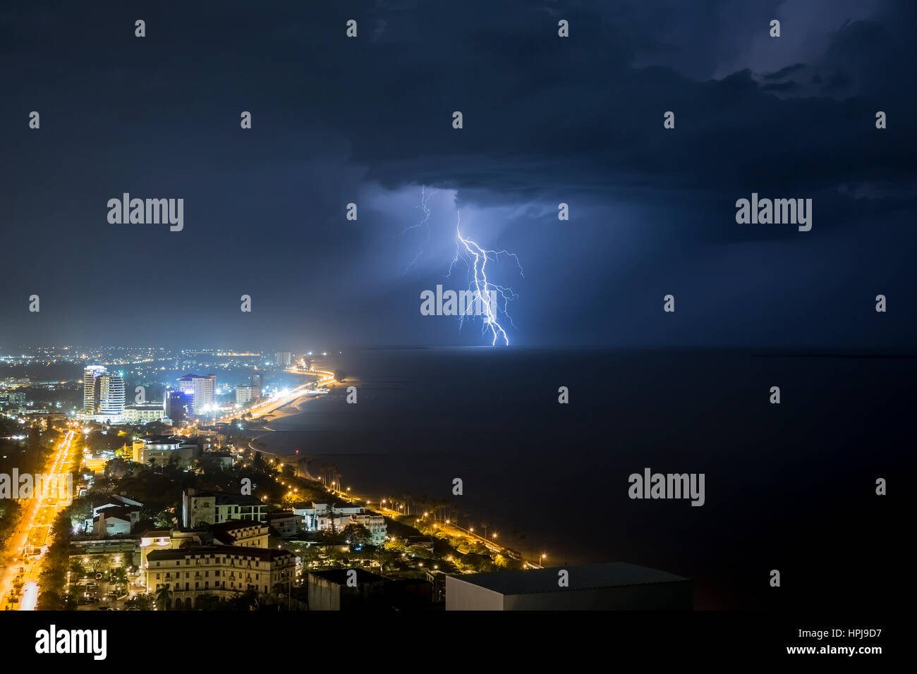 La fotografia notturna di Maputo città durante una tempesta, Mozambico Foto Stock
