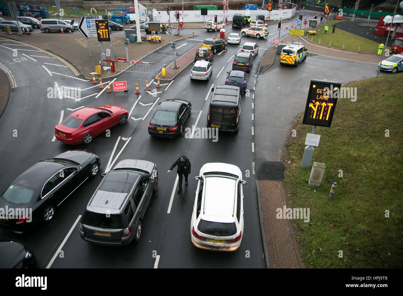 Inceppamento di traffico all' aeroporto di Heathrow dopo tre RisingUp! Clima gli attivisti hanno bloccato il tunnel di accesso in segno di protesta contro una terza pista. Foto Stock